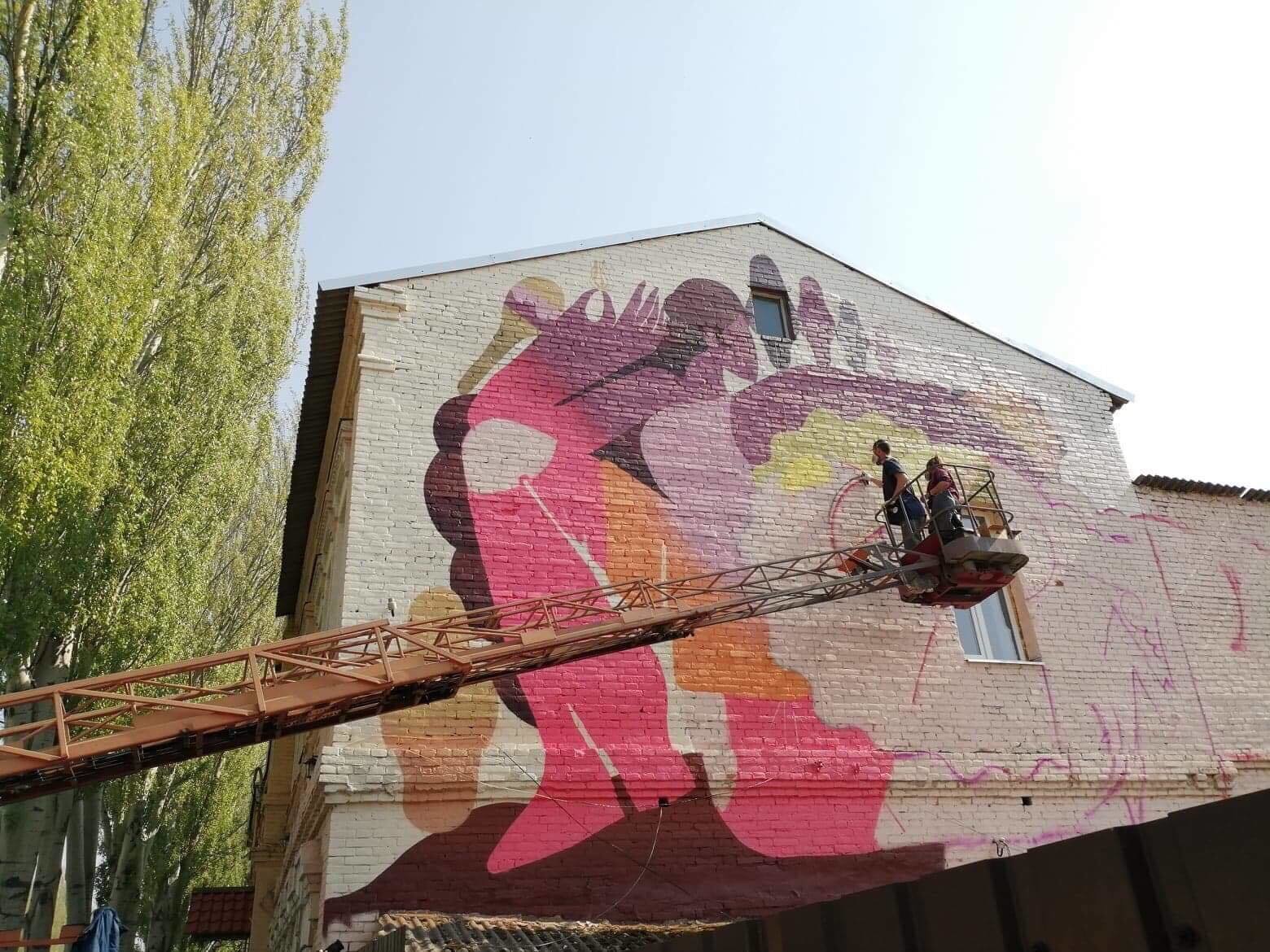 Нові мурали з’являються на стінах шкіл мистецтв у Запоріжжі