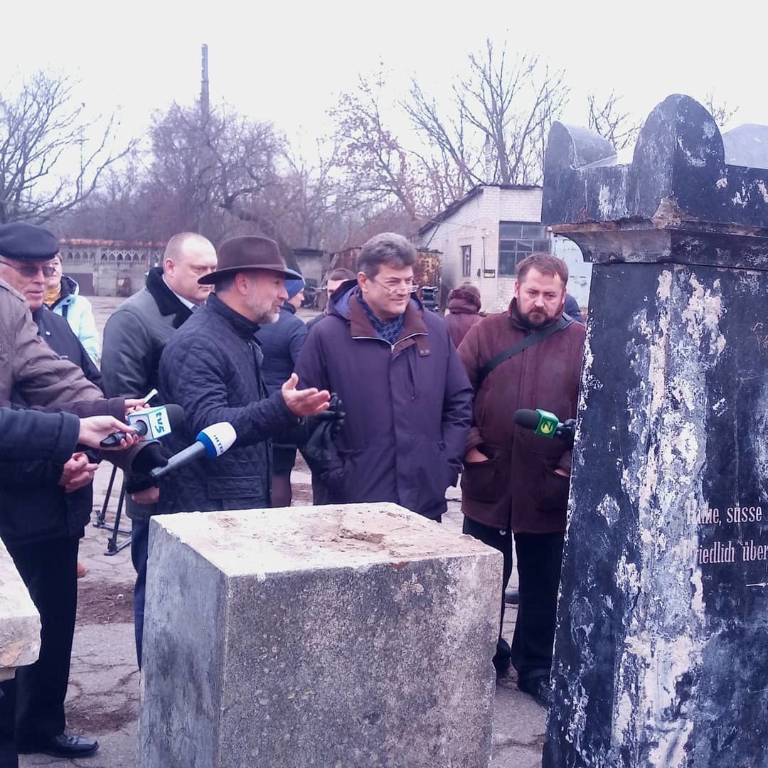 Унікальні знахідки у Запоріжжі. Дослідники продовжують вивчення менонітських меморіальних пам'яток знайдених на острові Хортиця