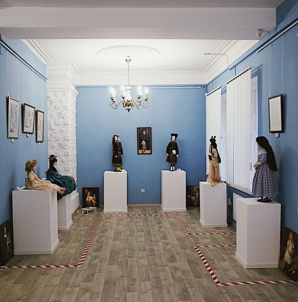 Beyond - is an exhibition of works by modern masters of the author's doll