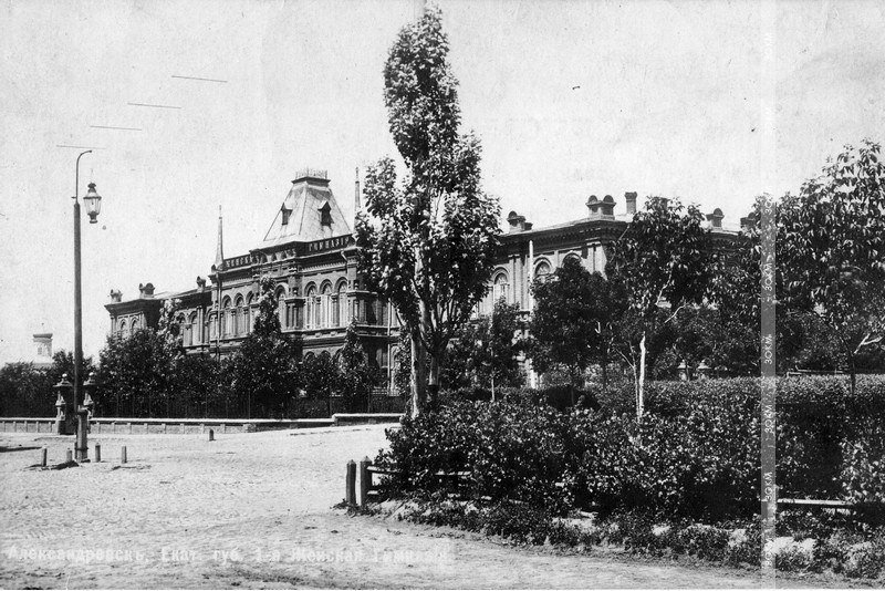 Ретро-фото: Будівля Олександрівської жіночої гімназії