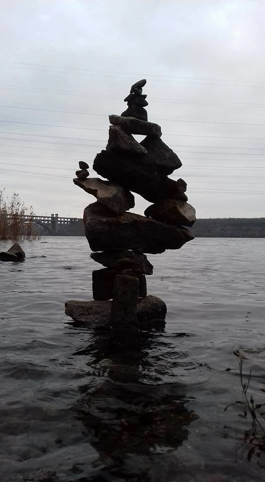 На річці Дніпро, у Запоріжжі, з'явилася незвичайна піраміда з каменів в стилі стоун-балансу