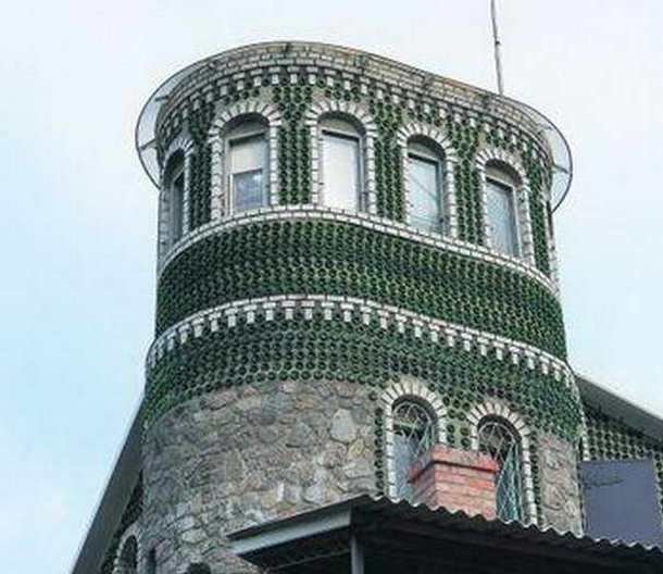 Житель Запоріжжя побудував скляний палац