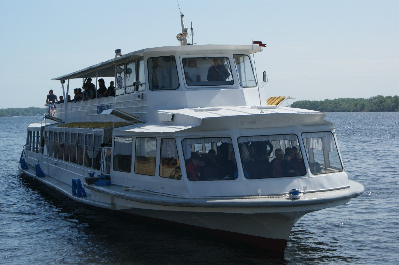 Запорізький річковий трамвайчик запускає навігацію по Дніпру: ціни та розклад