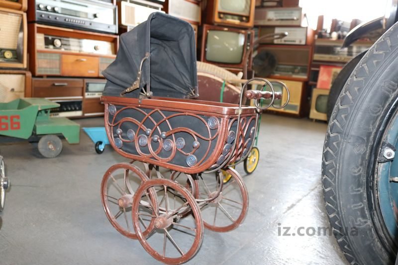 В Запоріжжі у колекції музею ретро техніки «Фаетон» є неймовірний скарб у вигляді 100 річного дитячого візочка