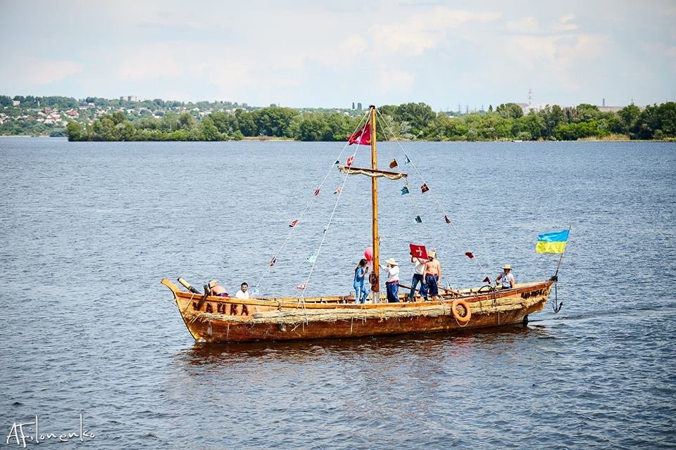 У Запоріжжі на День Конституції можна покататися на козацькій Чайці
