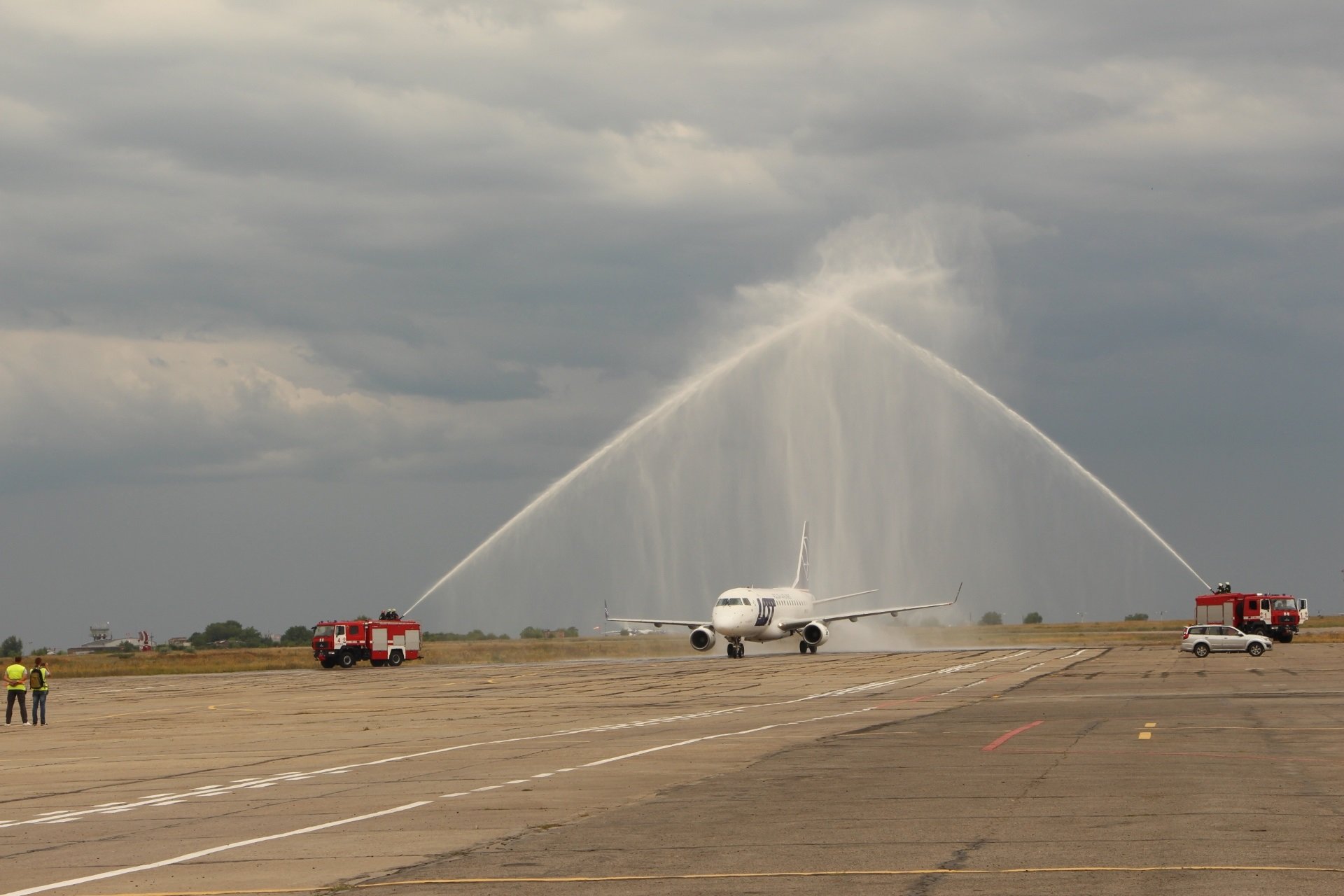 Перший літак з Варшави зустріли водяною аркою