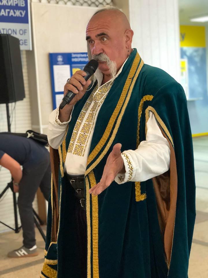 Легендарний козак Олег Григор'єв привітав туристів у аеропорту Запоріжжя