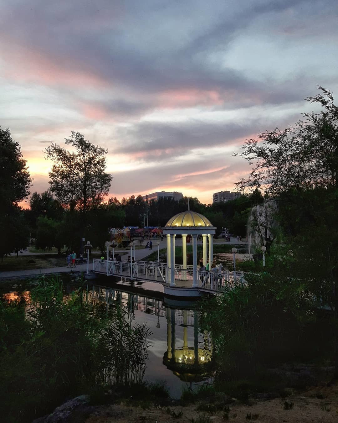 Фото дня: альтанка закоханих у Запоріжжі