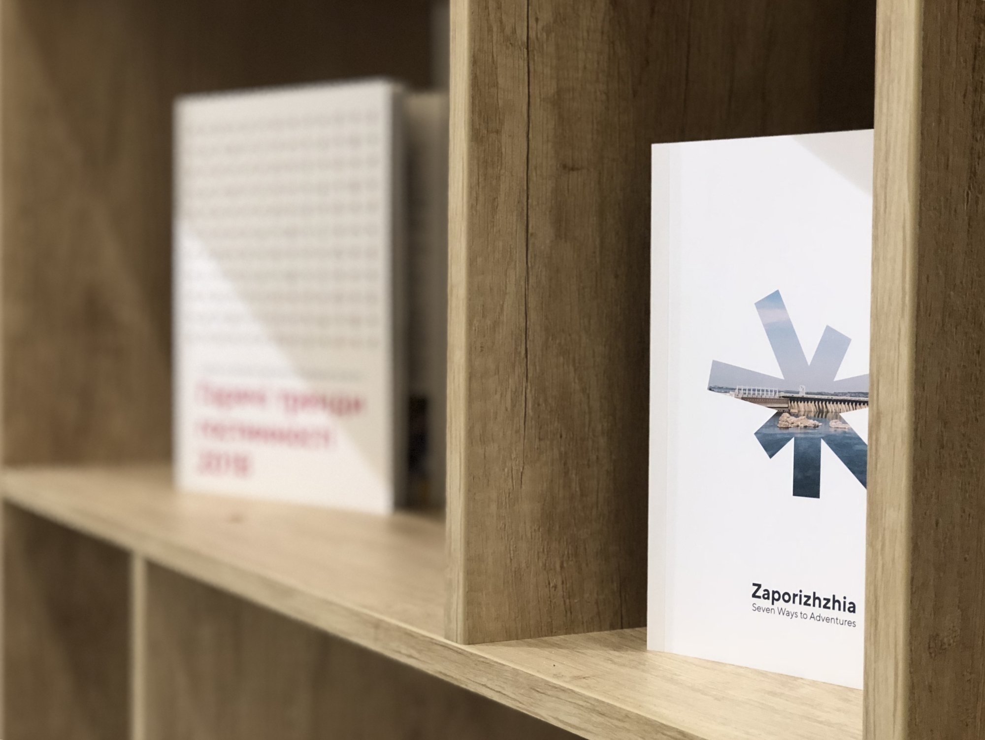 Де в Запоріжжі можна купити унікальні яскраві сувеніри?