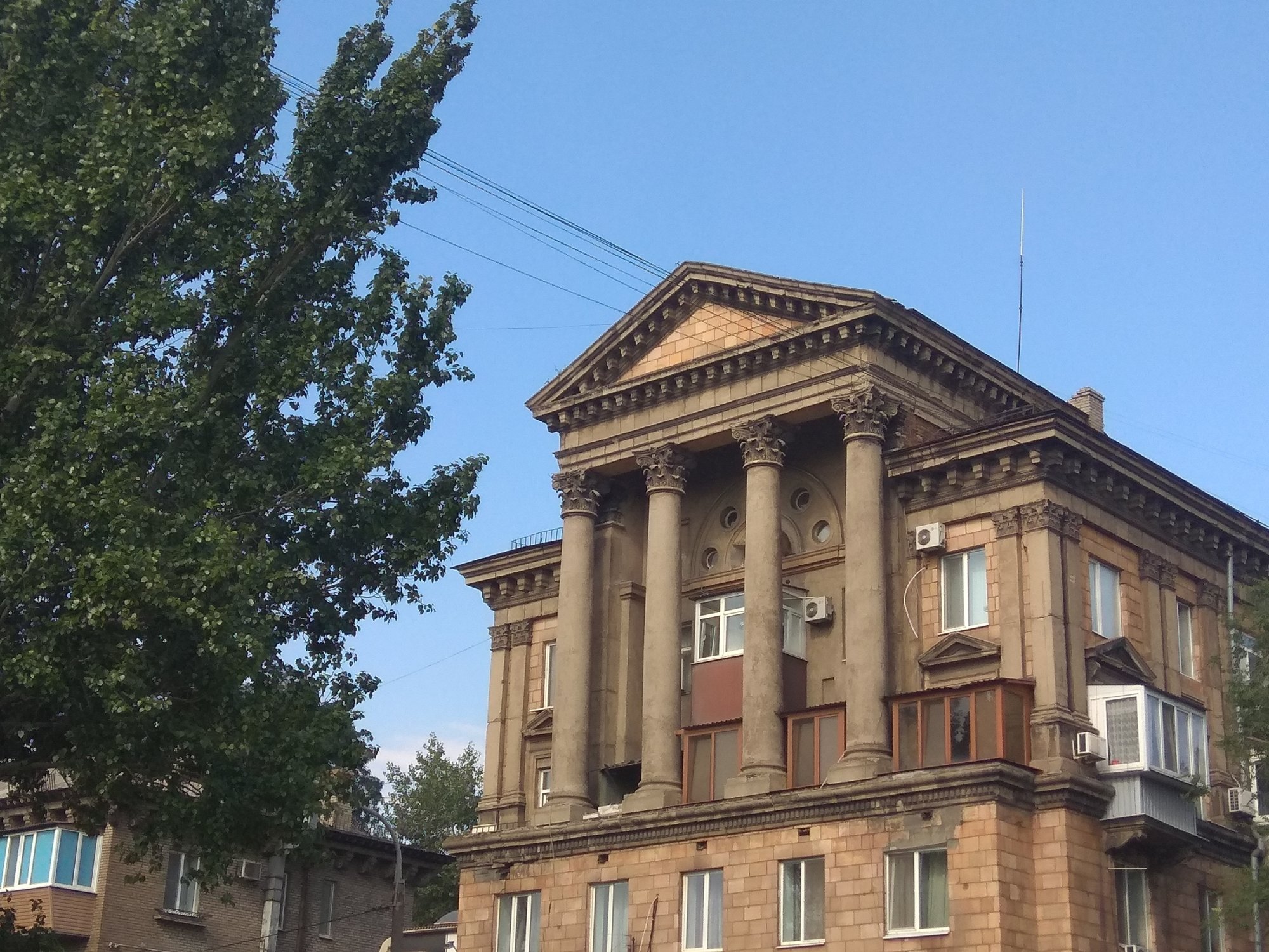 У Запоріжжі знаходиться унікальний будинок з фасадом у античному стилі