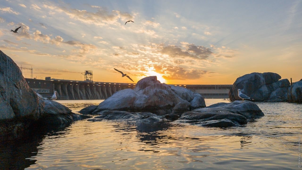 Фото дня: Дніпрогес у Запоріжжі під променями Сонця