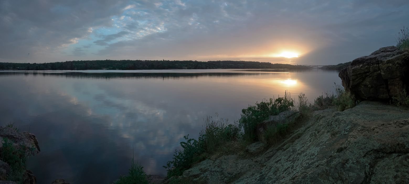 Фото дня: запорізький Дніпро під час заходу Сонця