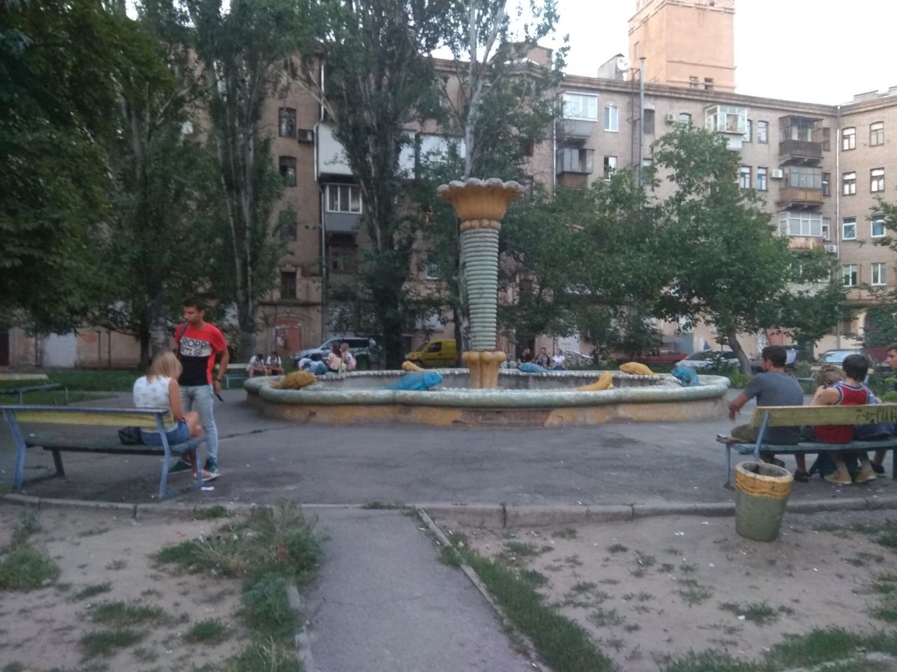 Чарівний фонтан серед будинків Запоріжжя