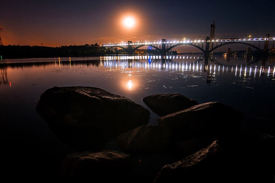Фото дня: Запоріжжя під місячним світлом