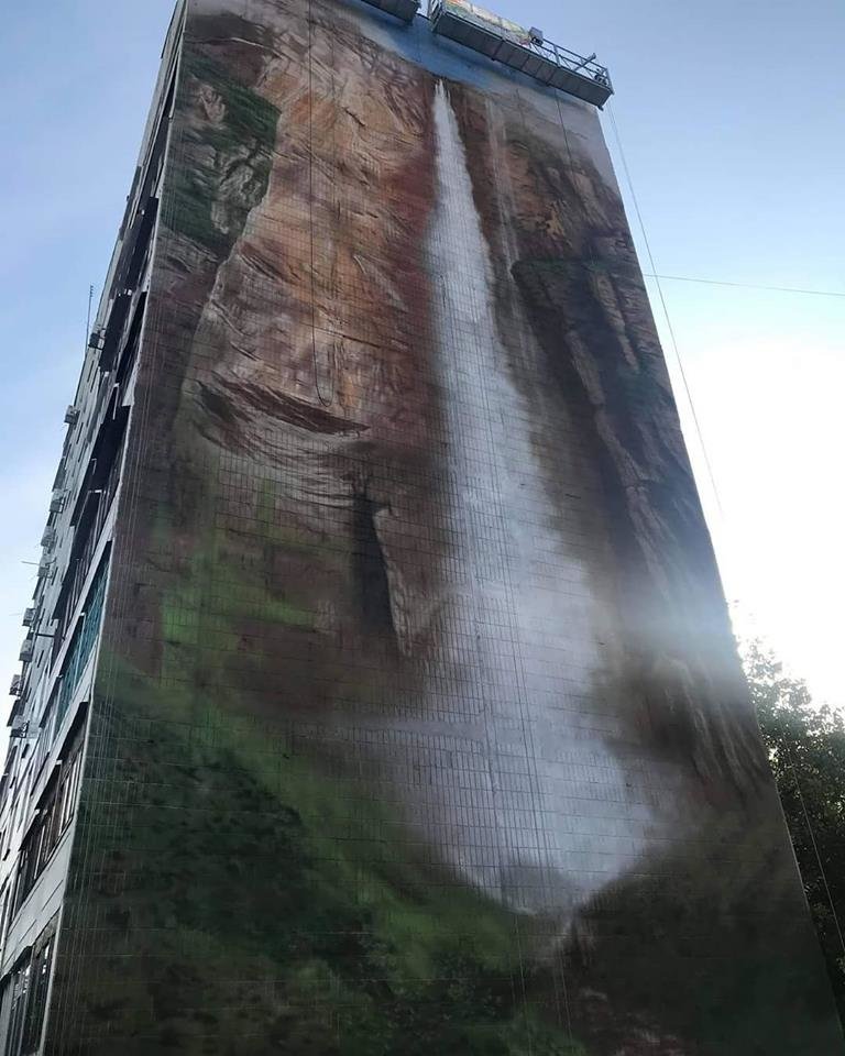 Фото: на запорізькому будинку з'явився мурал-водоспад