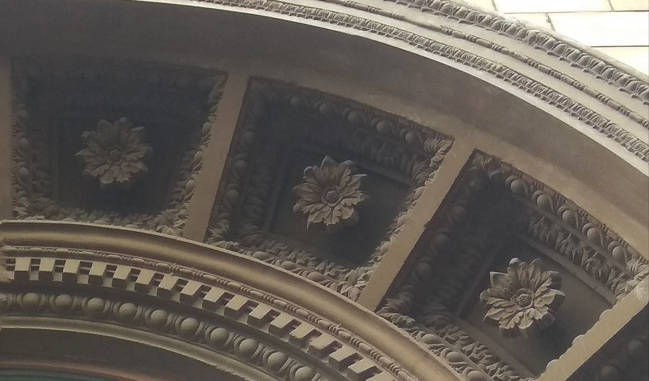 Фото: Чарівний фасад запорізького будинку поряд з площею муз