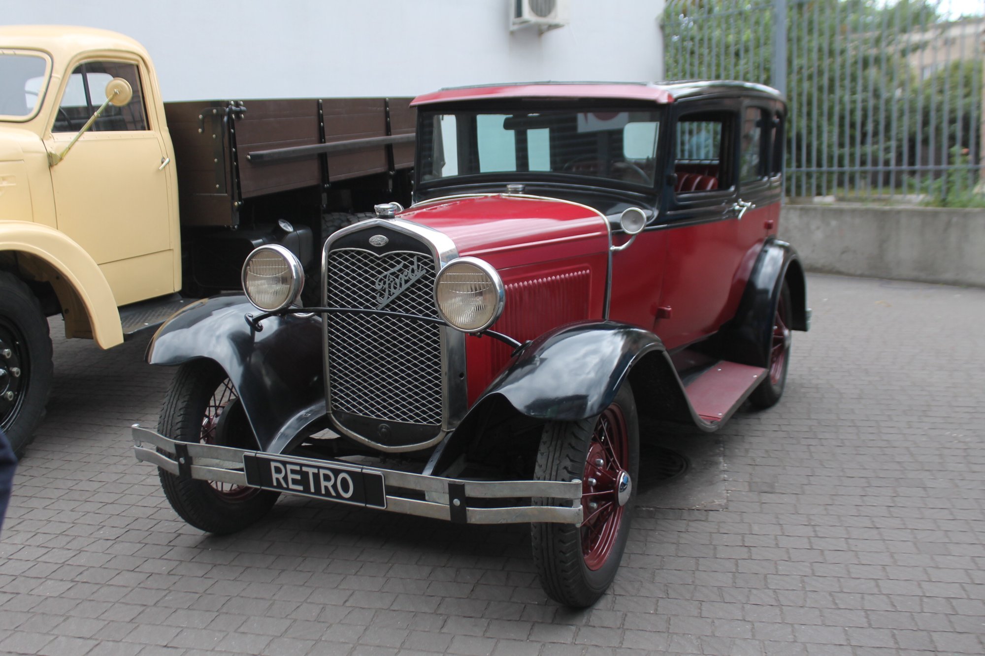 Фото: На запорізькому стадіоні проходить фестиваль ретро-техніки