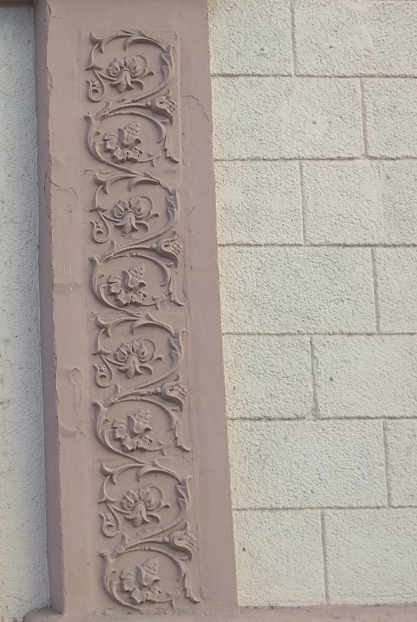 Фото: унікальний квітковий фасад на стіні одного з будинків Запоріжжя