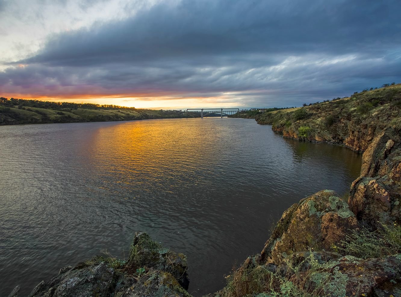 Фото дня: захід Сонця над мальовничим Дніпром