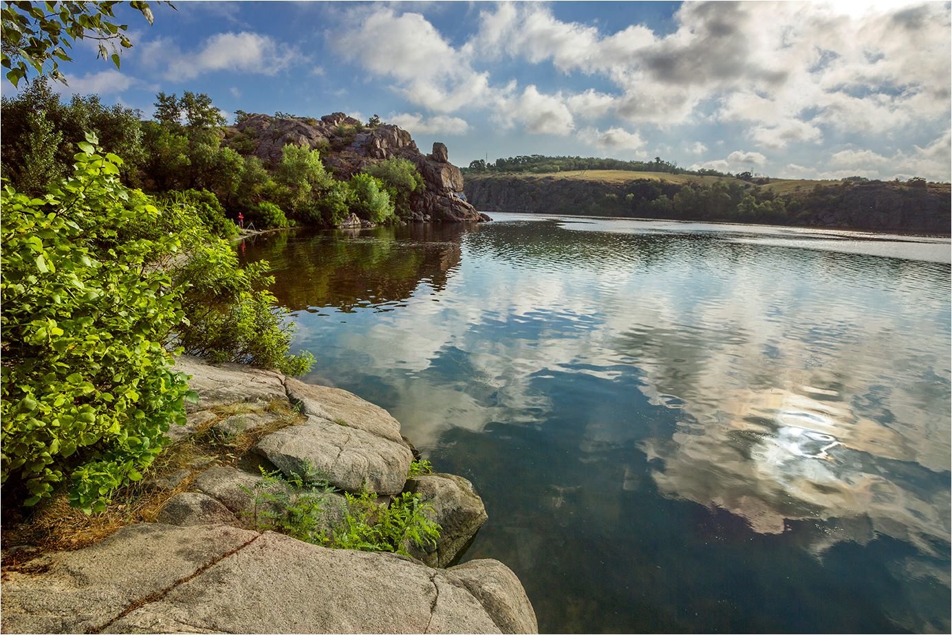 Фото: дзеркальне літнє Дніпро у Запоріжжі