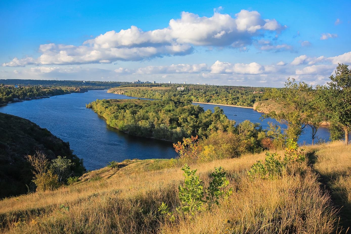 Фото: запорізька Хортиця після дощу