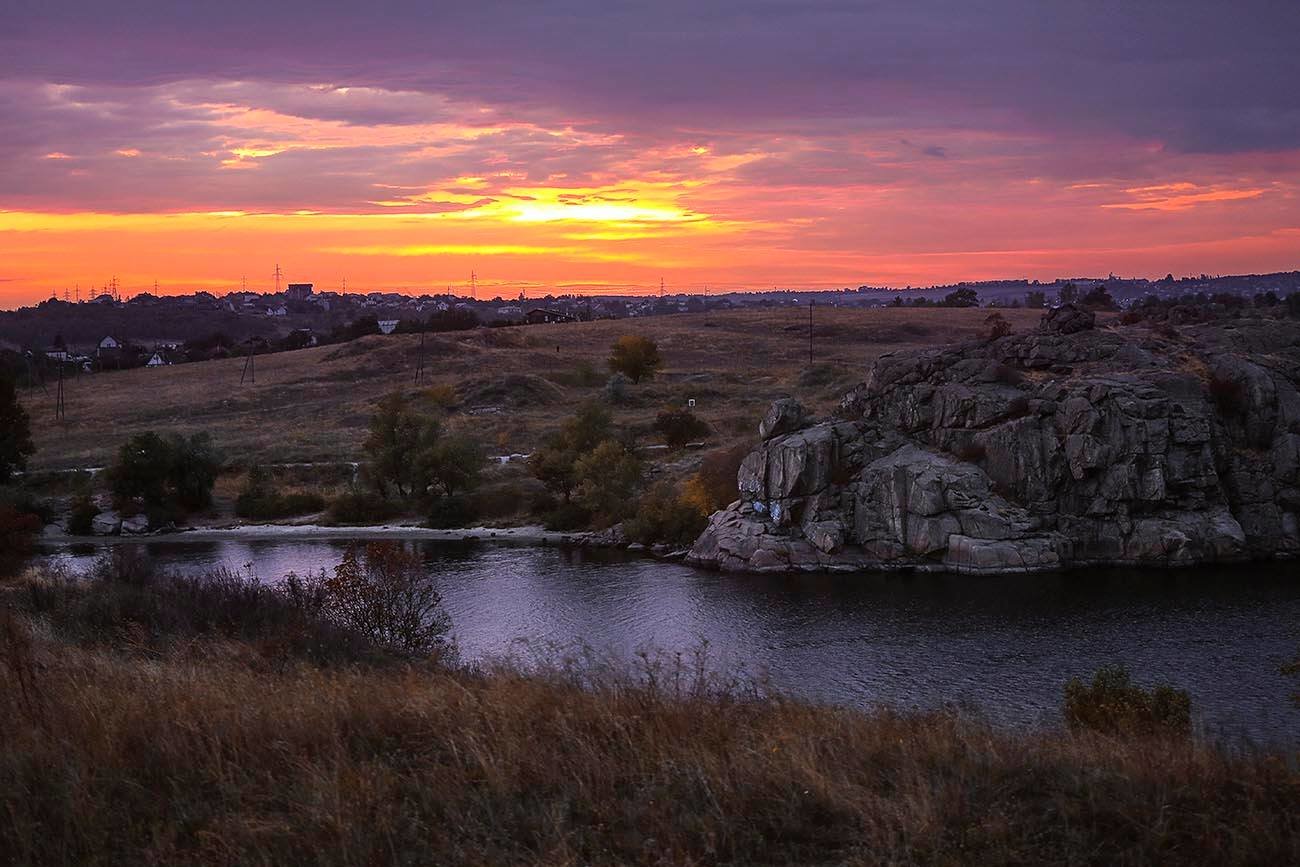 Фото: червоний захід Сонця над Запоріжжям