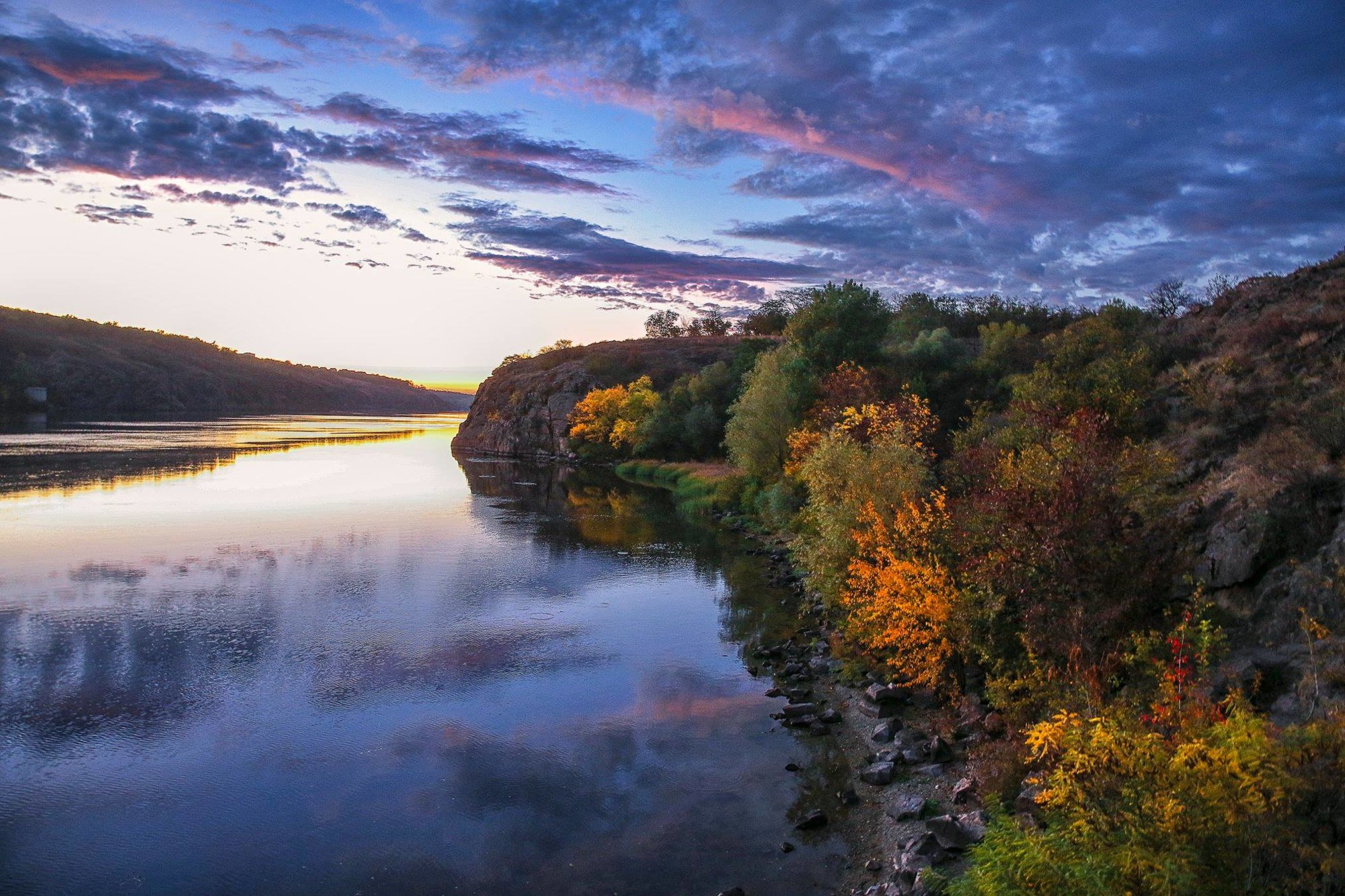 Фото: запорізький фотограф показав неймовірний пейзаж балки Генералки на острові Хортиця
