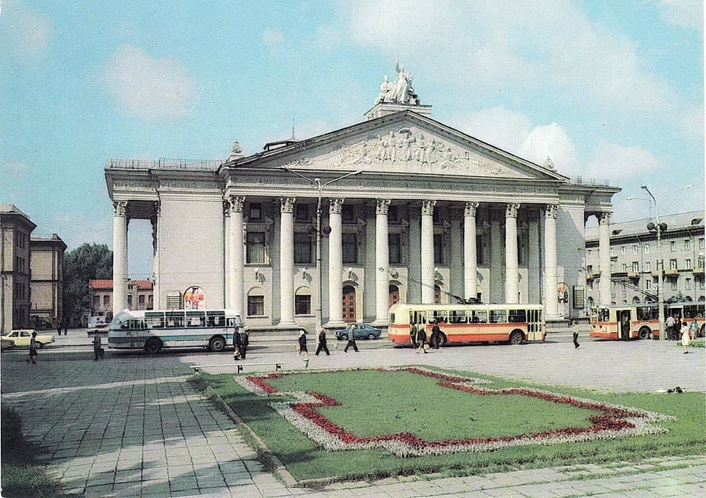 Фото: як у Запоріжжі змінилися околиці театру імені Магара за 35 років