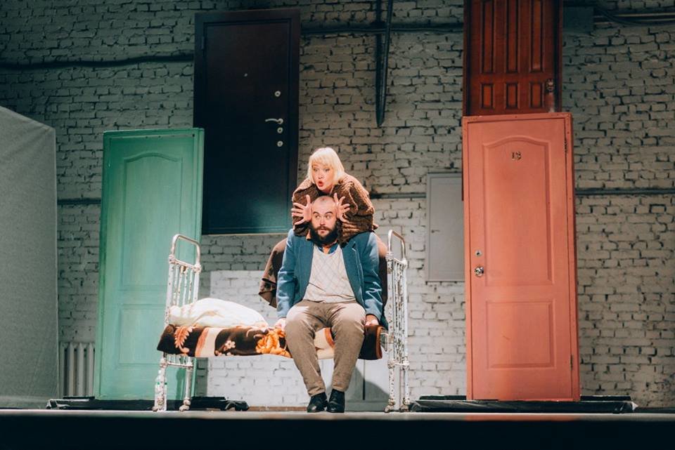 На вихідних у муніципальному театрі Запоріжжя покажуть виставу «Холостяк і…»