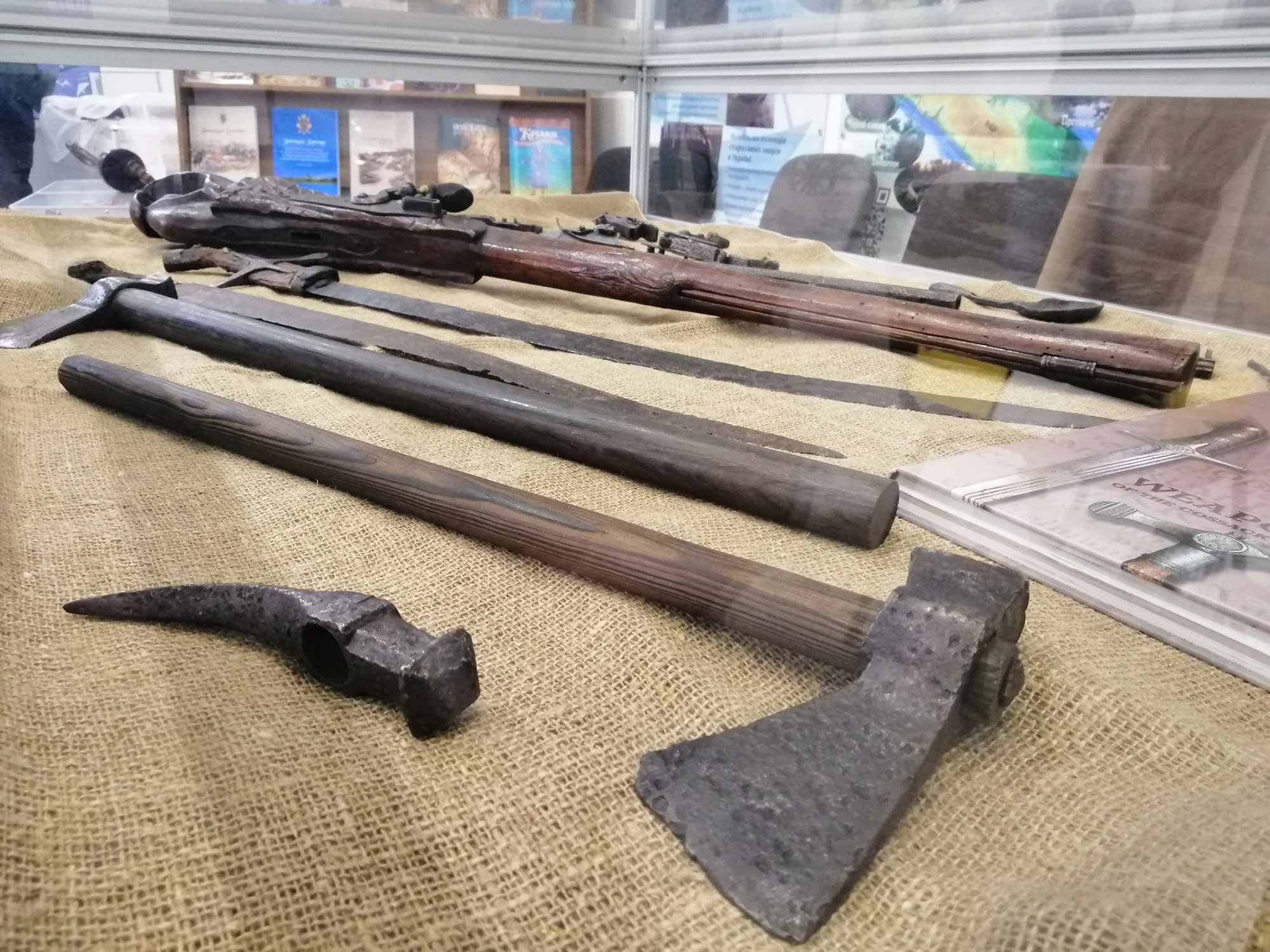 На «Запорізькій книжковій толоці» презентують книгу про зброю доби козацтва