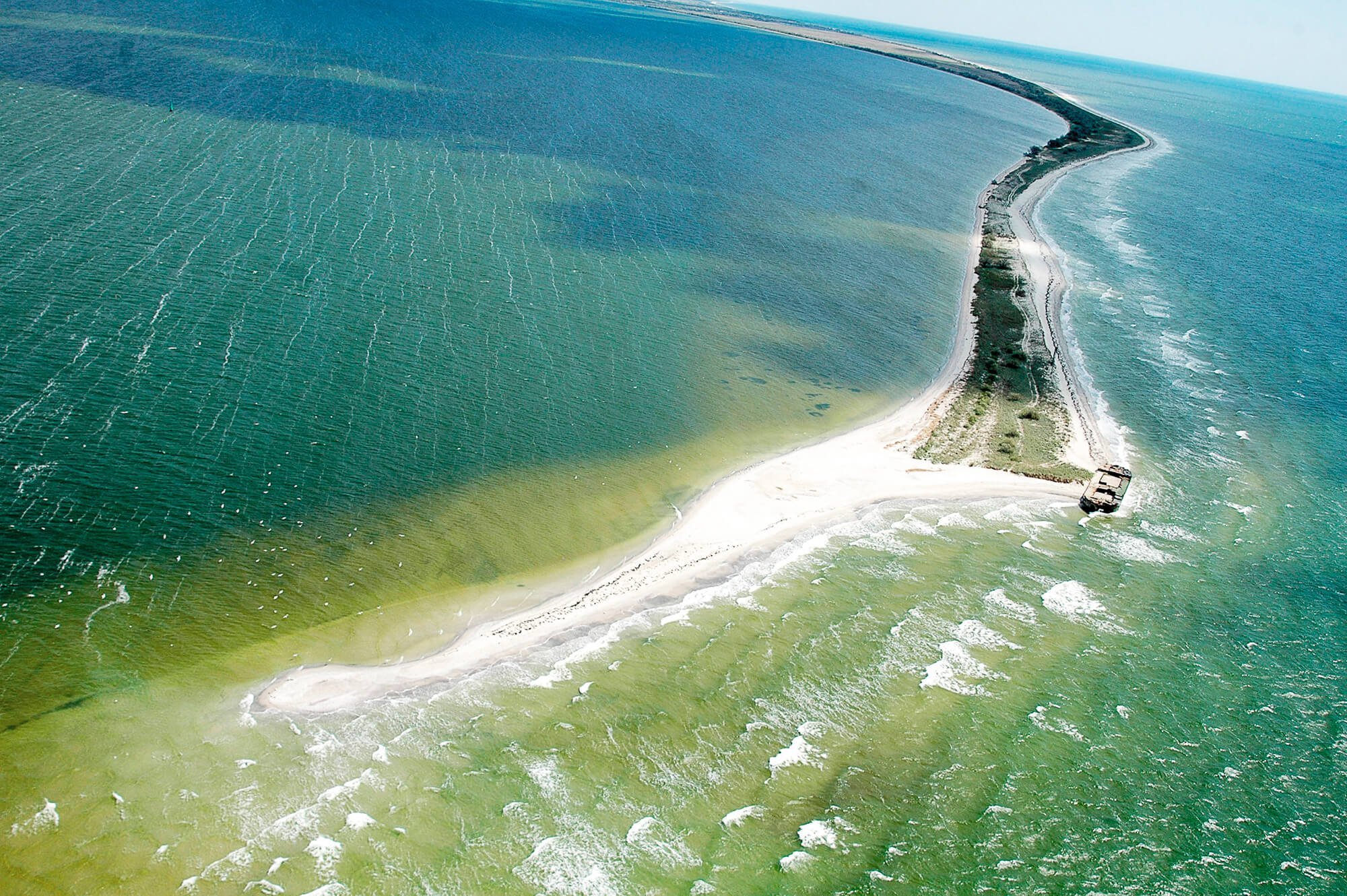 Безлюдні та унікальні пляжі на морському узбережжі