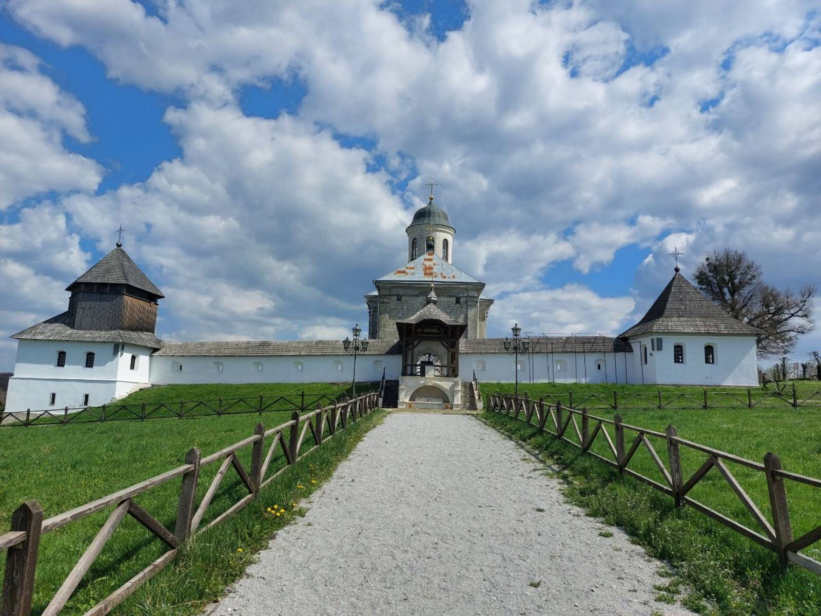 Літописні міста, батьківщина Роксолани, печери, скелі та місцеві делікатеси — скарби франківського Опілля