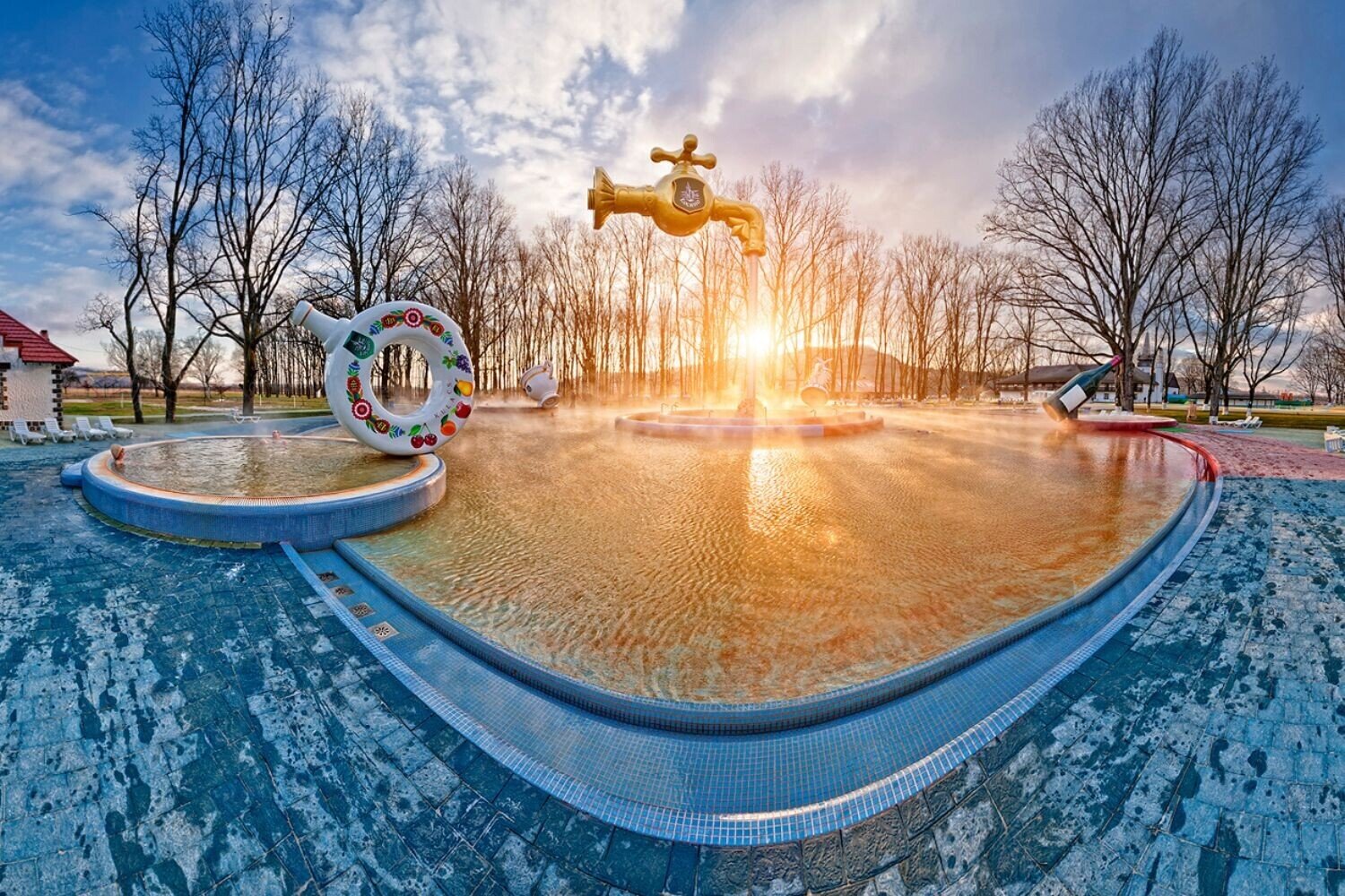 Косино: ігрове містечко з незвичайними термальними басейнами