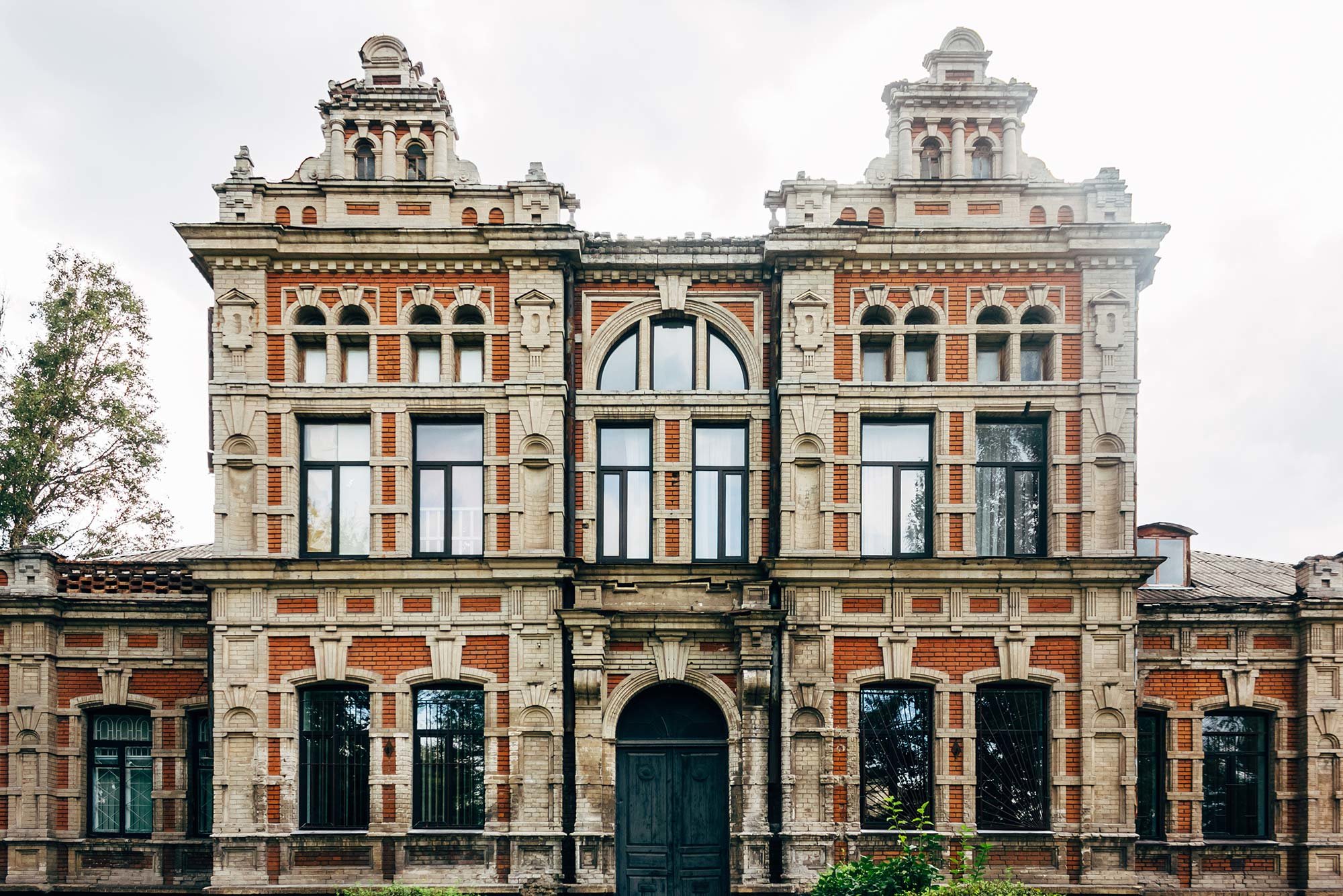 Будівля менонітської школи для дівчаток