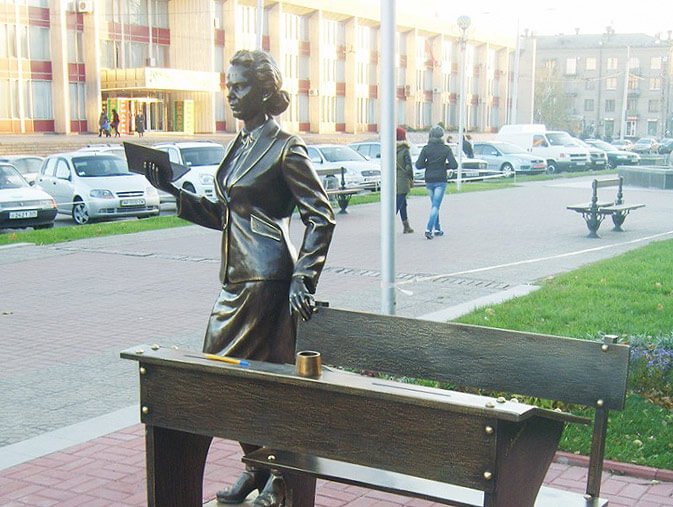 Скульптурна композиція Сталеварові та Вчительці з «вулиці Зарічної»