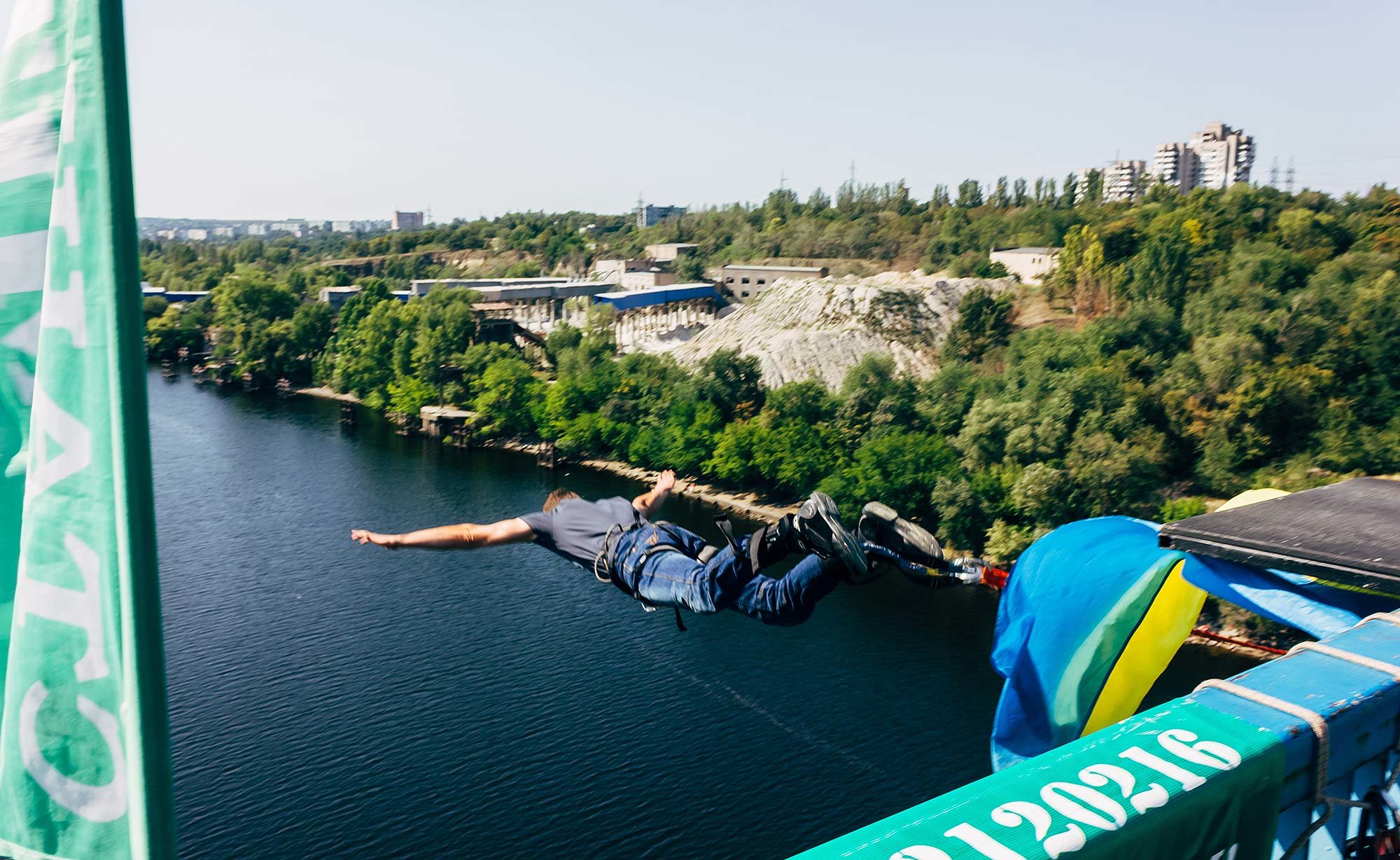 Jumping and flying on the rope from the Arched Bridge
