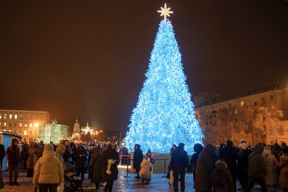 На Софійській площі столиці урочисто запалили вогні головної ялинки країни