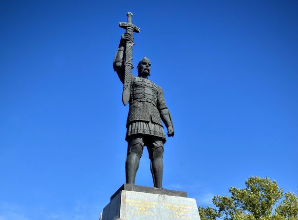 Пам'ятник Святославу Хороброму
