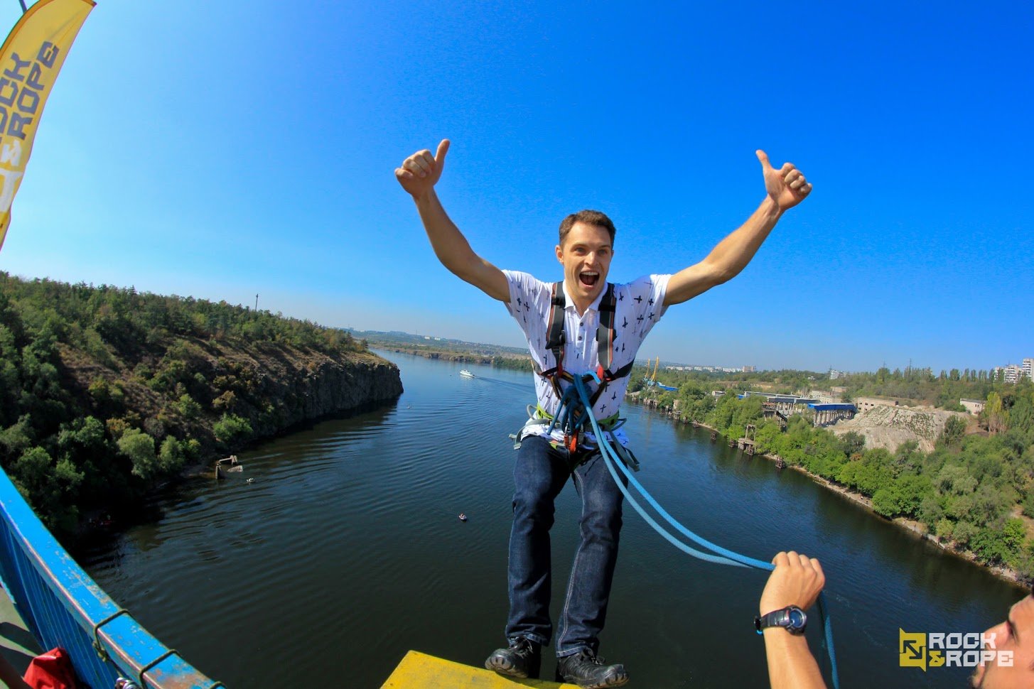 Стрибки і польоти на мотузці з Арочного мосту (призупинено на період воєнного стану)