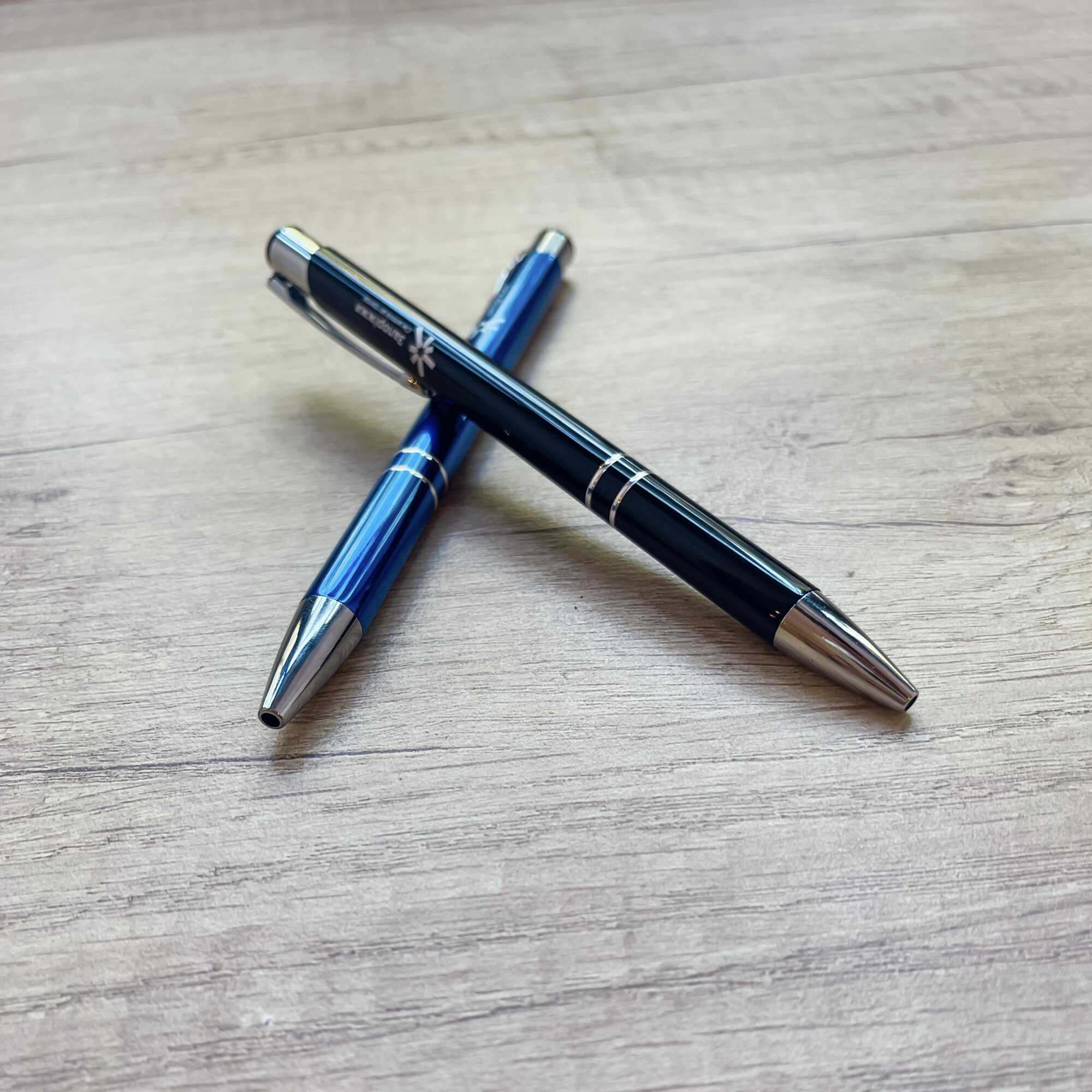 Ручка в металевому корпусі